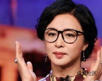 金星批女演员走红毯捂胸口引热议，回应：真正有实力的演员不需依靠夸张服饰