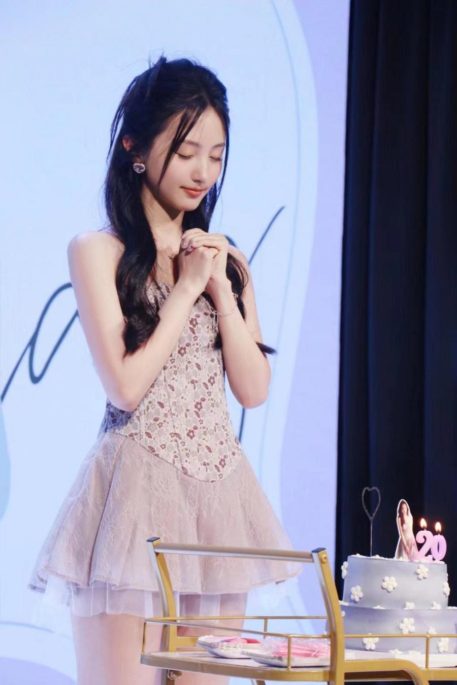 唱跳女艺人牛欣欣狂欢20岁生日派对，粉丝与嘉宾共同庆祝！
